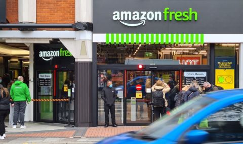 Най-големият онлайн търговец отваря физически магазини