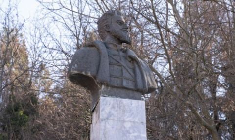 Опитаха да откраднат бюст на Ботев в Благоевград