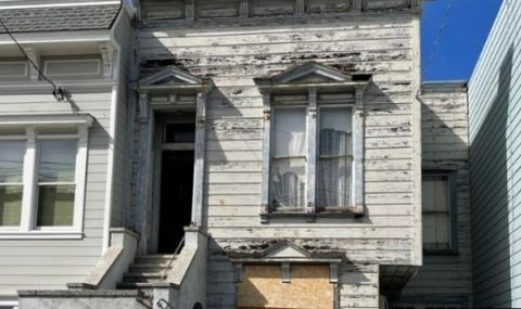 Продадоха странна къща