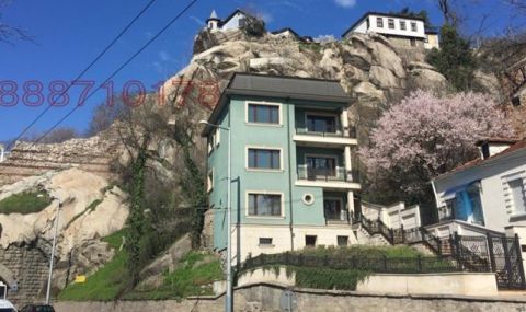 Продават две уникални къщи на топ локации