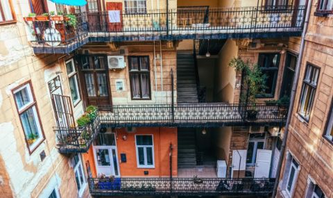 Наемите продължават да растат