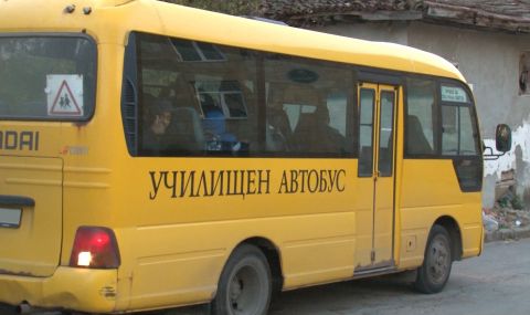 Пиян шофьор на училищен автобус катастрофира в Брезник, пострада дете