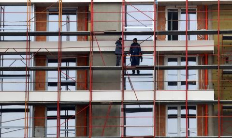 Разкриха схема за измама със строители