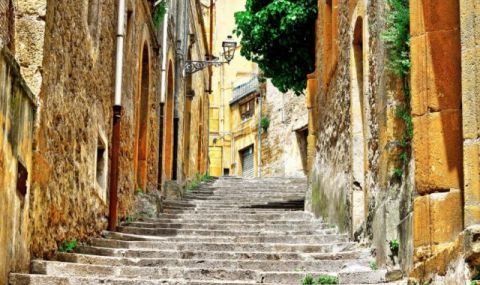 Държава забрани издаването на „златни визи“ на граждани от Русия и Беларус