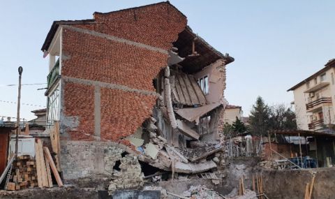 Проверяват рухнала стена на къща