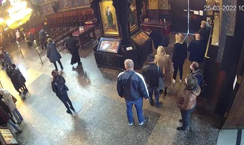 Вижте как откраднаха касичката с дарения за Украйна от храм „Света Неделя“ (ВИДЕО)
