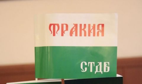 Съюзът на тракийските дружества в България организира изложба с картини и шалове, създадени с древната техника „Ебру”