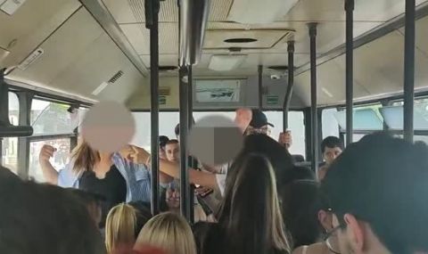 Момичета се биха във варненски автобус