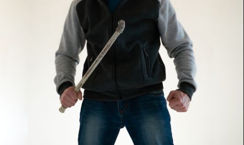 Задържаха трима за побой с дървен кол над 19-годишен младеж