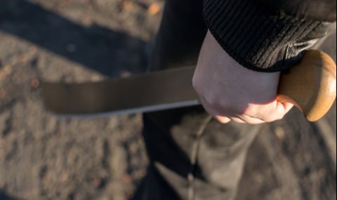 Мъж опря сабя на врата на тийнейджър, вдигал много шум