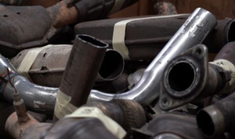 Разбиха престъпна група за кражби на катализатори в цялата страна