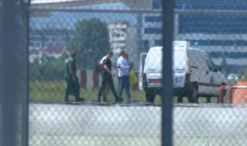 Заподозреният за убийството на Алена Щерк кацна в София