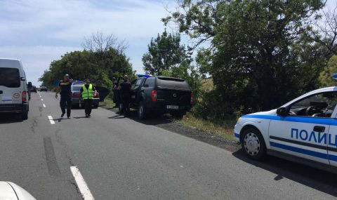 Каналджия за малко да сгази полицаи край Бургас, спряха го със стоппатрони (снимки)