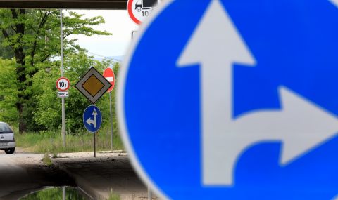 Незаконни пътни знаци на републикански път