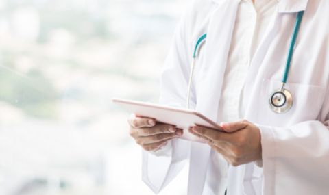 Младеж удари медик след сигнал до Спешна помощ