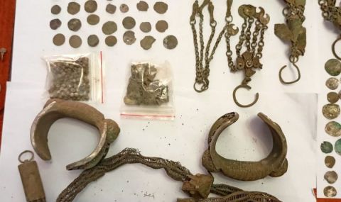 Задържаха голямо количество старинни предмети в поморийско село