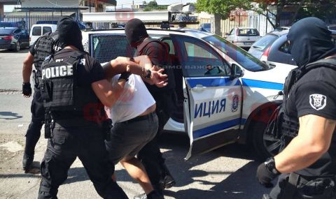 Зрелищен арест на застрахователен агент пред КАТ-Бургас (ВИДЕО)