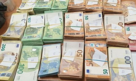 Хванаха недекларирана валута за 430 хил лв.