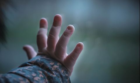 Жена отива на съд, биела сина си