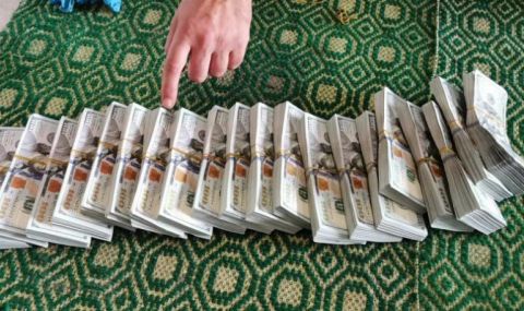 Удар на митниците: Иззеха недекларирана валута за над 1,6 млн. лв