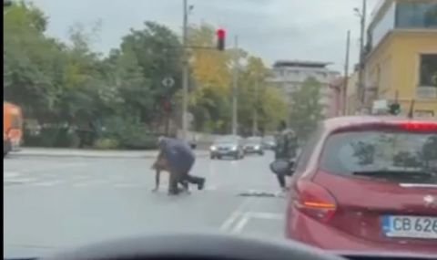 Брутално ВИДЕО 18+:  Пребиха мъж на столично кръстовище