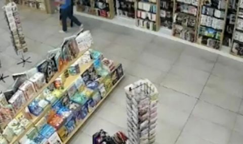 Група младежи обраха столична книжарница (ВИДЕО)