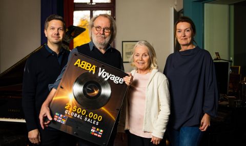 ABBA празнува 2,5 милиона продажби на албума „Voyage“