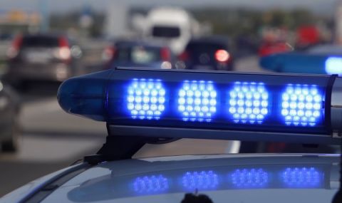 Задържаха трима за измама в интернет