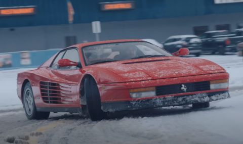 Собственик на класическо Ferrari не се страхува да го „изцапа“ в снега (ВИДЕО)