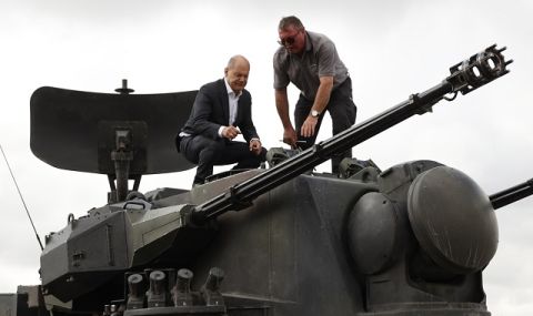 Защо канцлерът Шолц се колебае да изпрати танкове на Украйна