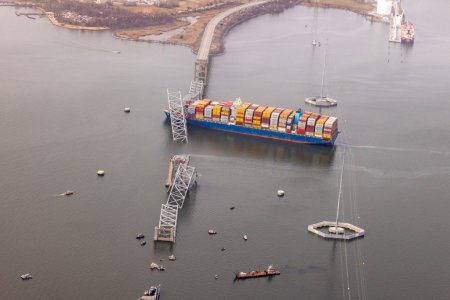 Открита е черната кутия на кораба, съборил мост в Балтимор и взел 6 жертви