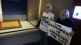 Климатични активистки нападнаха с чук „Магна харта“ в Британската библиотека