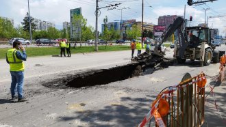 Кратер се отвори в столичния квартал „Младост“ от прокопаването на метрото