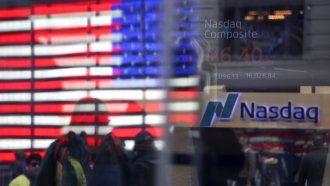 Американският дълг и подновените търговски страхове разклащат световните пазари