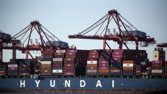 Усилен внос преди митата на Тръмп е свил икономиката на САЩ