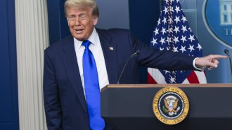 Върховният съд на САЩ оряза правомощията на съдиите. Заповедта на Тръмп за гражданството по рождение влиза в сила