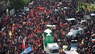 Стотици хиляди в Техеран за погребението на иранските военни командири и ядрени физици