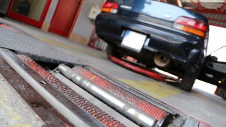 Съдът обяви за незаконни стикерите с чип за екостандарт на автомобилите