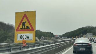 20-километрова опашка на АМ „Тракия“ в посока София. Кола пламна в тунел „Траянови врата“