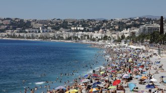 Франция забрани пушенето на плажовете и в парковете като стъпка към „поколение без тютюн“