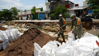 Ураганът „Ерик“ удари Мексико: Свлачища и наводнения