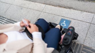 Над 2000 хора с увреждания получават високотехнологични помощни средства