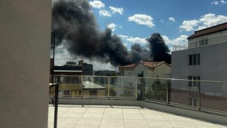 Овладян е пожарът, избухнал на строителната борса във Варна