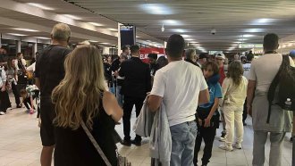 Спешна среща на летището в София заради блокирани 300 пътници