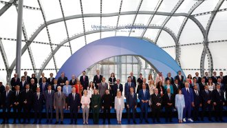 На конференцията за възстановяването на Украйна бяха обещани над 10 милиарда евро