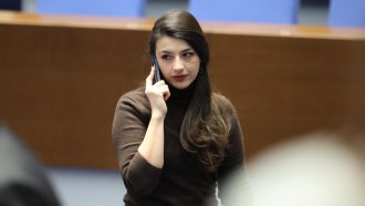 Бориславова пита вътрешния министър защо полиция пази централата на Пеевски по време на протестите