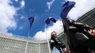 Брюксел заплаши България със съд заради договори на „Информационно обслужване“