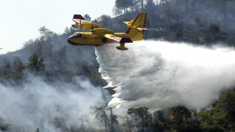 При бушуващи от дни пожари премиерът отчете по-добра организация от миналата година