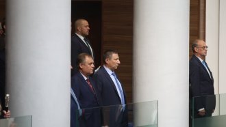 След крайния срок: Сарафов остава на поста, Чолаков – в отпуска