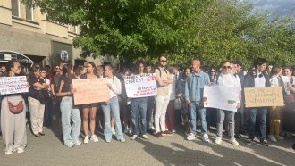 „Не сме банкомати“: Недоволството срещу по-високите такси за университет не стихва